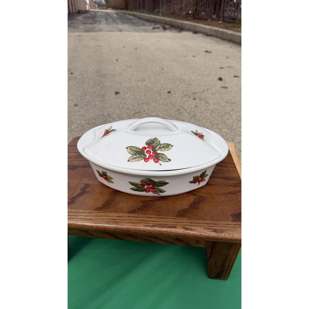 Temp-tations Oval‎ Casserole Dish w/ Lid Holly Berry Presentable Ovenware